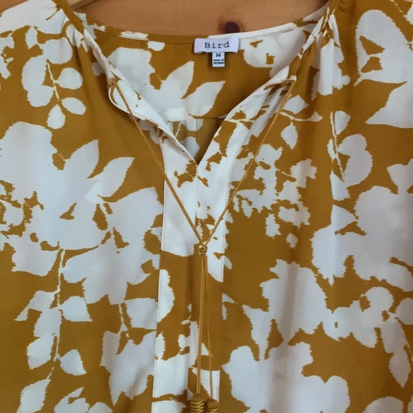 Beautiful yellow and white floral top with decorative tassels. Size M. - Picture 2 of 7